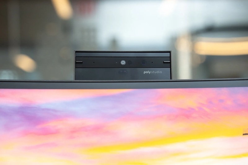 HP представила ультраширокий вигнутий 49-дюймовий монітор з витяжною камерою та величезним набором інтерфейсів