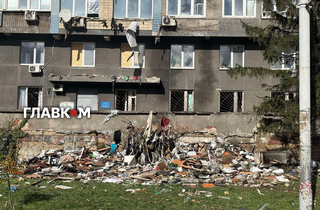 Кіптява на стінах та вибиті вікна. Який вигляд зараз має будинок у Києві після атаки РФ (репортаж)