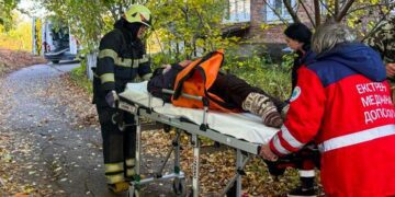У Старокостянтинові рятувальники витягли жінку, яка впала в льох