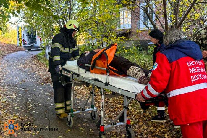 У Старокостянтинові рятувальники витягли жінку, яка впала в льох