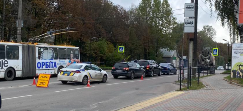 ДТП у Тернополі: на вулиці Лесі Українки зіштовхнулися три авто (ФОТО)