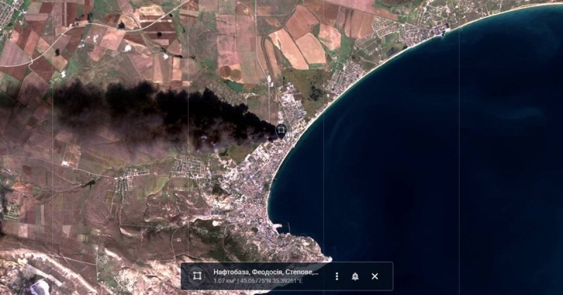 В окупованій Феодосії палає нафтобаза: дим видно на 12 км