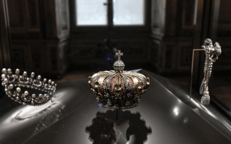 У Парижі за сім хвилин пограбували Лувр: викрадено "безцінні коштовності"