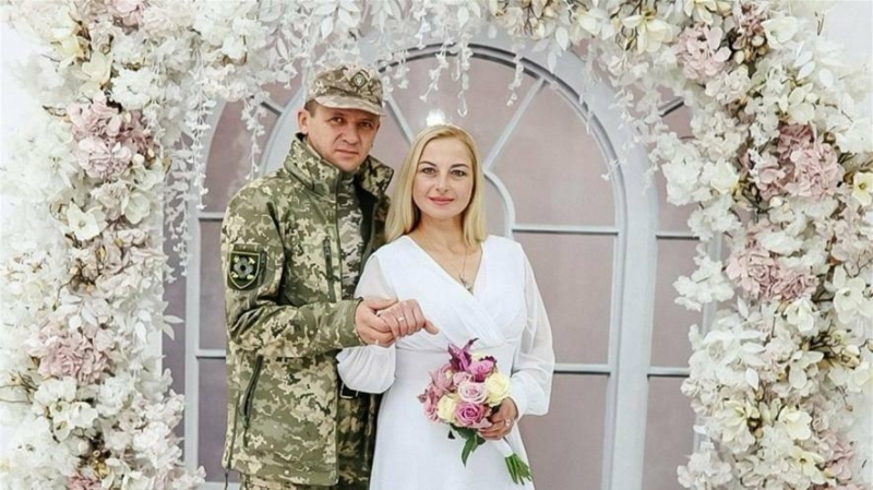 Весілля під час війни: у Тернополі військовий одружився з коханою у День захисників України