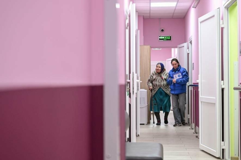 «Хата розвалилася, вулиця вся згоріла»: як у Запоріжжі працює шелтер, що приймає людей, які втратили дім через війну