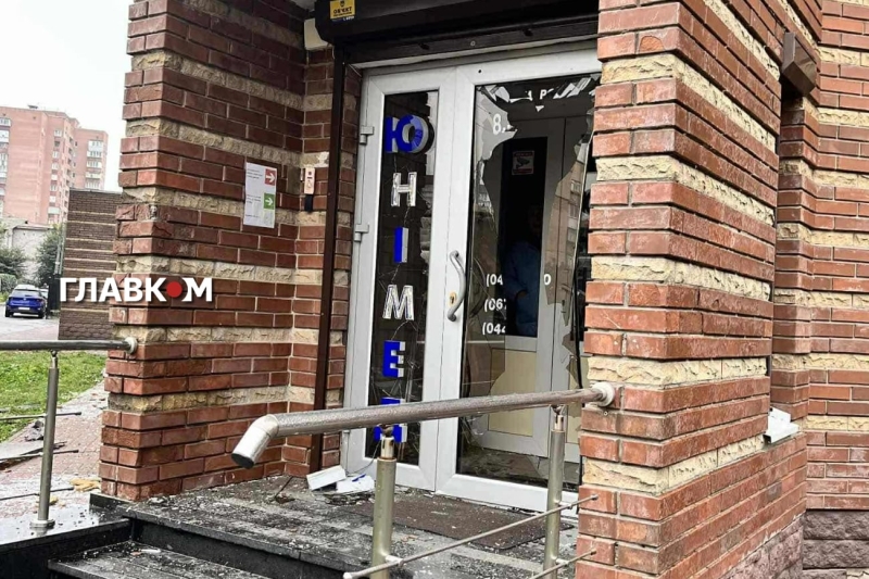 Удар по Київщині: у Броварах пошкоджено житлові будинки, магазин та автівки (фото)