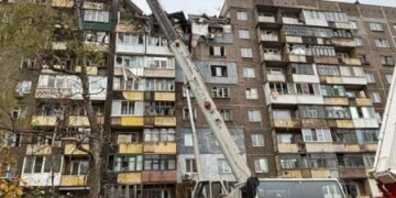 Вибух у багатоповерхівці в окупованому Алчевську: загинули двоє людей, десятки евакуйованих, – ФОТО