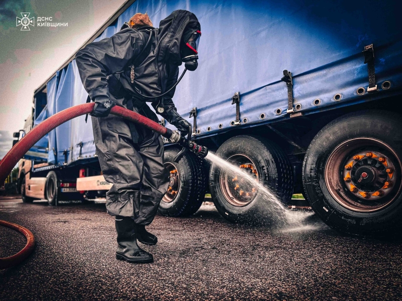 На Київщині стався витік хімічної речовини: рятувальники показали кадри ліквідації