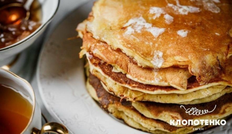 Тепло в кожному шматочку: рецепт пухких гарбузових панкейків від Клопотенка