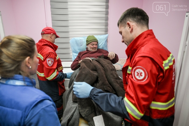 «Хата розвалилася, вулиця вся згоріла»: як у Запоріжжі працює шелтер, що приймає людей, які втратили дім через війну