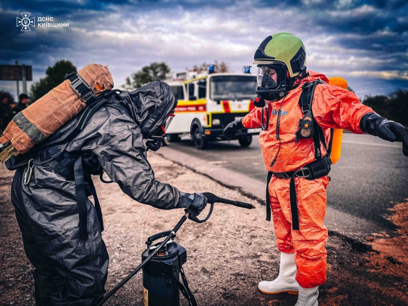 На Київщині стався витік хімічної речовини: рятувальники показали кадри ліквідації