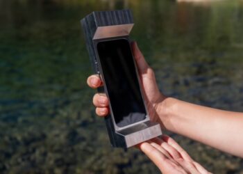Найважчий чохол для смартфона у світі — 2,7 кг заліза і виступи, щоб захистити екран