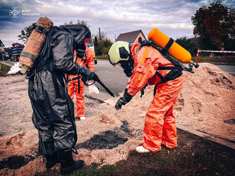На Київщині стався витік хімічної речовини: рятувальники показали кадри ліквідації