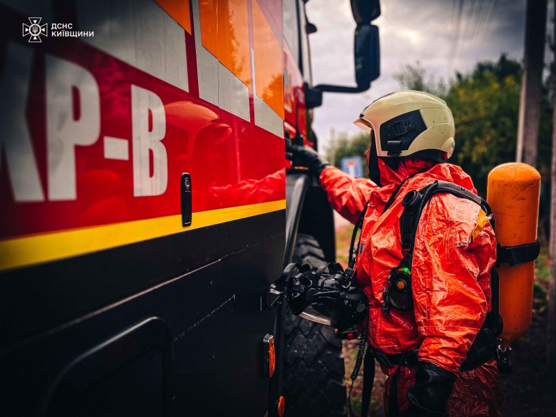 На Київщині стався витік хімічної речовини: рятувальники показали кадри ліквідації