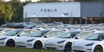 Tesla відкликає 13 тисяч авто через дефект акумулятора