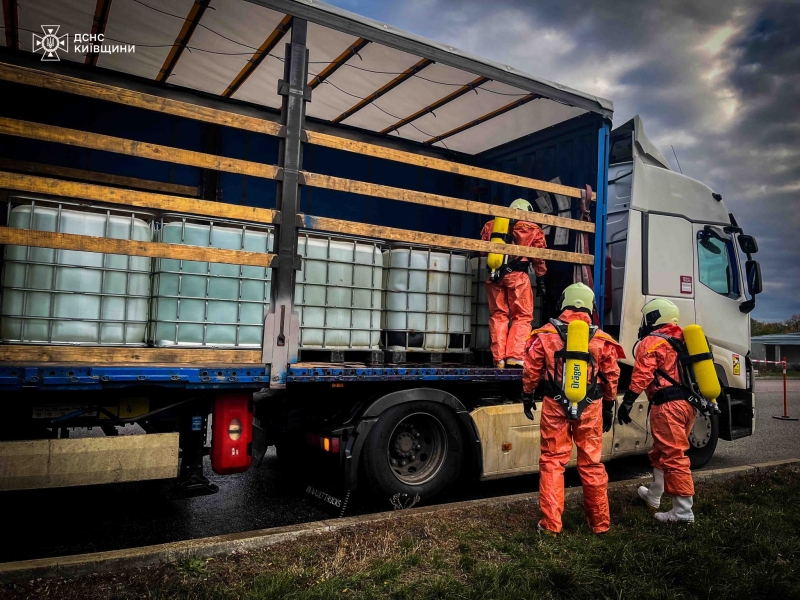На Київщині стався витік хімічної речовини: рятувальники показали кадри ліквідації