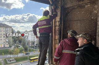 Кіптява на стінах та вибиті вікна. Який вигляд зараз має будинок у Києві після атаки РФ (репортаж)