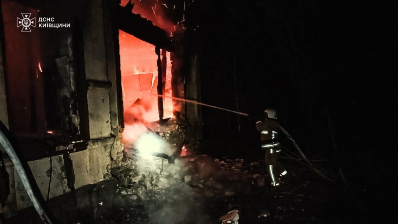 Рятувальники показали наслідки російського удару по Київщині
