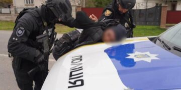 Тернопільські поліцейські затримали 2-х чоловіків, які напали на службовий автомобіль ТЦК  (ВІДЕО)