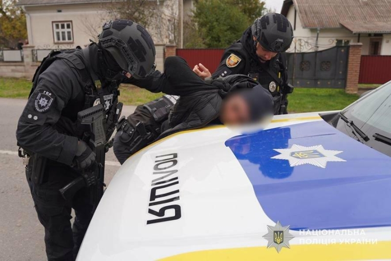 Тернопільські поліцейські затримали 2-х чоловіків, які напали на службовий автомобіль ТЦК  (ВІДЕО)