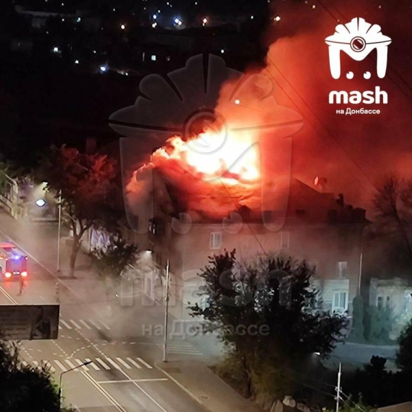 У Луганську горить дах будинку у центрі міста