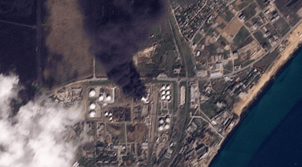 В окупованій Феодосії палає нафтобаза: дим видно на 12 км