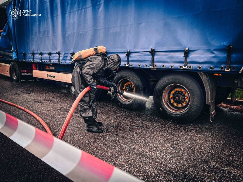 На Київщині стався витік хімічної речовини: рятувальники показали кадри ліквідації
