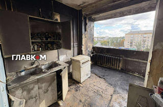 Кіптява на стінах та вибиті вікна. Який вигляд зараз має будинок у Києві після атаки РФ (репортаж)