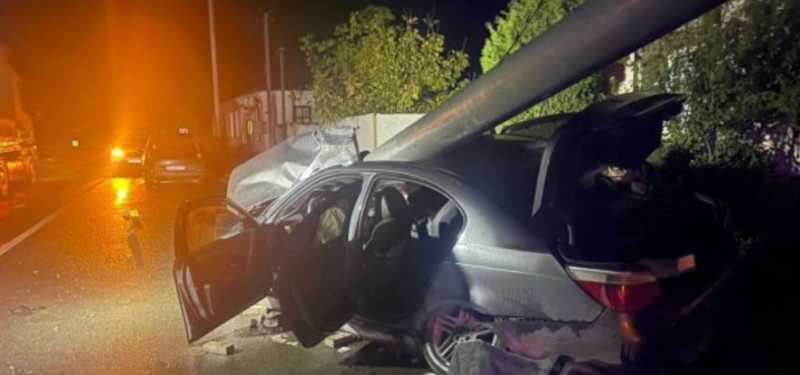 У Кременці водійка BMW врізалась в електроопору через слизьку дорогу