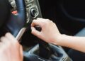 Чому водію не варто тримати руку на важелі перемикання передач