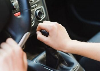 Чому водію не варто тримати руку на важелі перемикання передач