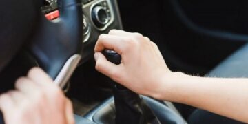 Чому водію не варто тримати руку на важелі перемикання передач