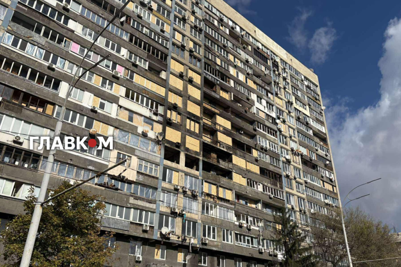 Кіптява на стінах та вибиті вікна. Який вигляд зараз має будинок у Києві після атаки РФ (репортаж)