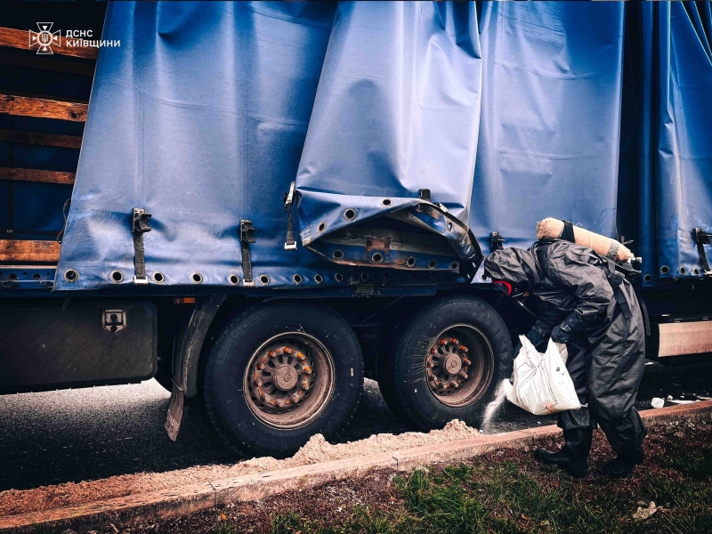 На Київщині стався витік хімічної речовини: рятувальники показали кадри ліквідації