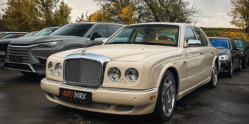 У Києві помітили рідкісний люксовий седан Bentley із “алкогольною” назвою (ФОТО)