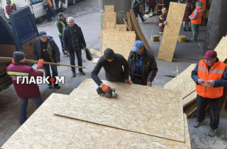 Кіптява на стінах та вибиті вікна. Який вигляд зараз має будинок у Києві після атаки РФ (репортаж)