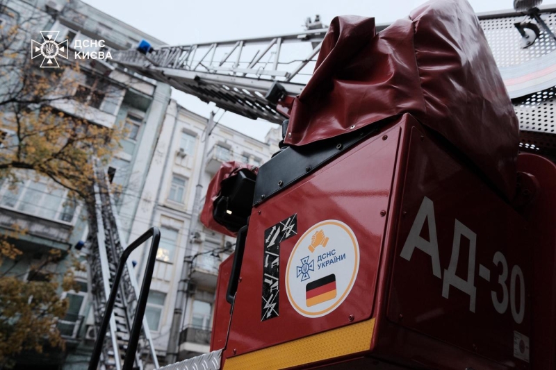 У Києві рятувальники з ночі гасять масштабну пожежу в багатоповерхівці