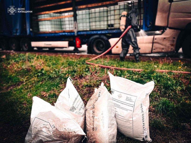 На Київщині стався витік хімічної речовини: рятувальники показали кадри ліквідації