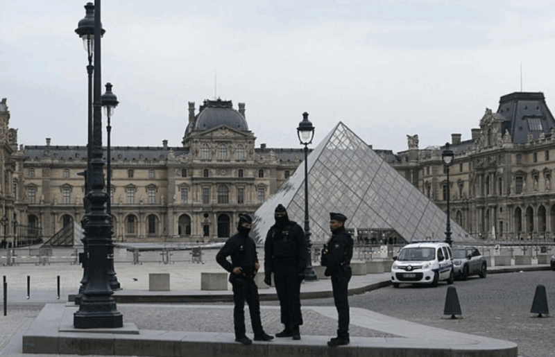 У Парижі за сім хвилин пограбували Лувр: викрадено "безцінні коштовності"