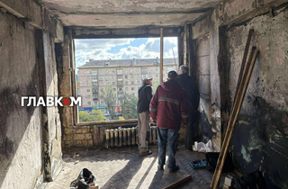 Кіптява на стінах та вибиті вікна. Який вигляд зараз має будинок у Києві після атаки РФ (репортаж)