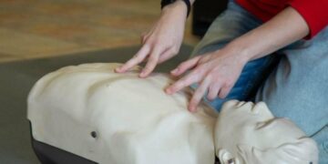 БЕРЕЖЕНОГО Й БОГ БЕРЕЖЕ: ЛЮДЕЙ У ДНІПРІ ГОТУЮТЬ  ДО  НАДЗВИЧАЙНИХ СИТУАЦІЙ РЯТУВАТИСЯ САМИМ І РЯТУВАТИ ІНШИХ