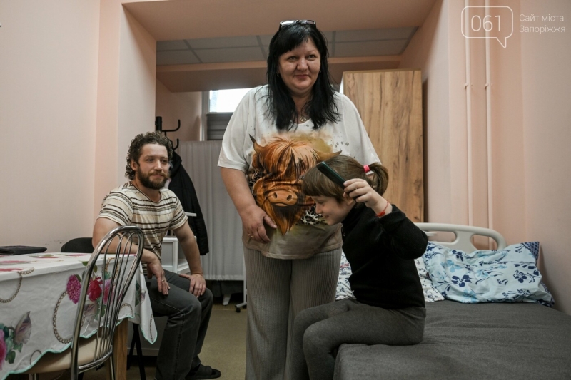 «Хата розвалилася, вулиця вся згоріла»: як у Запоріжжі працює шелтер, що приймає людей, які втратили дім через війну