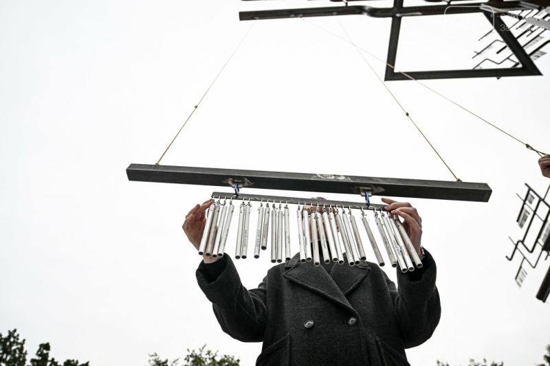 У Запоріжжі на &laquo;Дереві пам&rsquo;яті&raquo; з&rsquo;явилися ще 72 дзвіночки на честь полеглих захисників та захисниць, - ФОТОРЕПОРТАЖ