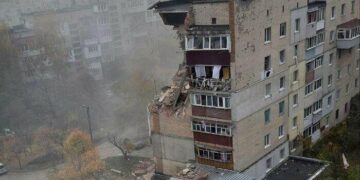 У Хмельницькому стався вибух у багатоповерхівці: зруйновано квартири, є постраждалі