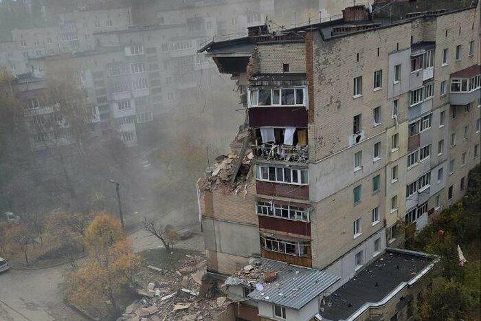У Хмельницькому стався вибух у багатоповерхівці: зруйновано квартири, є постраждалі