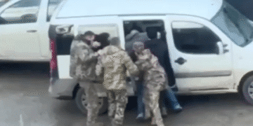 Чоловіка у Рівному запихають у бус ТЦК: наскільки це законно