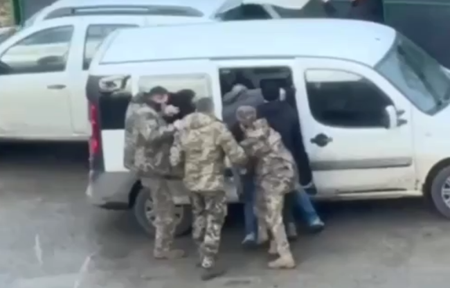 Чоловіка у Рівному запихають у бус ТЦК: наскільки це законно