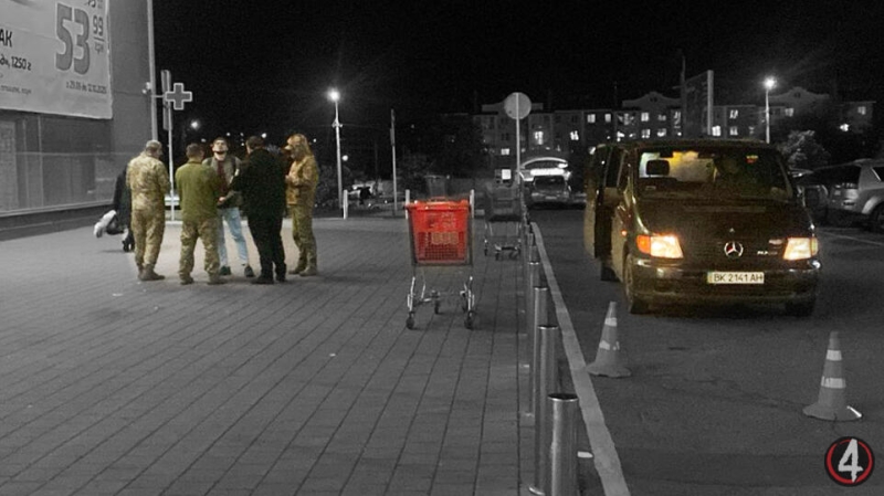 Чоловіка у Рівному запихають у бус ТЦК: наскільки це законно