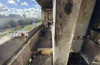 Кіптява на стінах та вибиті вікна. Який вигляд зараз має будинок у Києві після атаки РФ (репортаж)