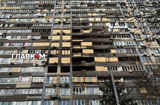 Кіптява на стінах та вибиті вікна. Який вигляд зараз має будинок у Києві після атаки РФ (репортаж)